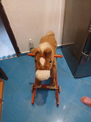 Caballo balancín de peluche