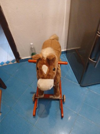 Caballo balancín de peluche