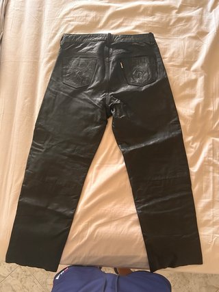 Pantalón de cuero negro