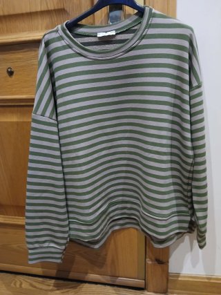 Sudadera de chica a rayas verde y beige