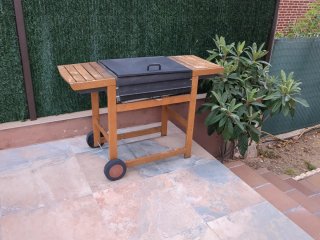 Barbacoa de carbón madera y acero