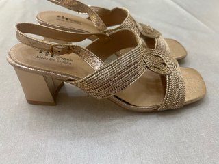 Sandalias doradas Moda De España Talla 40