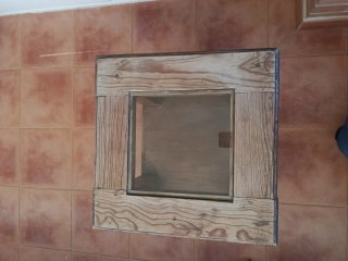 Mesa de madera rústica con tapa de cristal