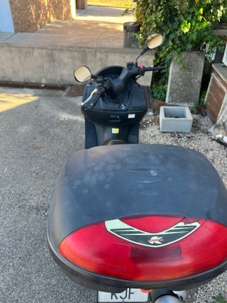 Suzuki Burgman Maxi-Scooter Negra