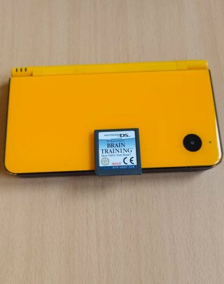 Nintendo DSi XL Amarilla + Juego