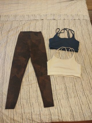 Conjunto deportivo: mallas y 2 tops