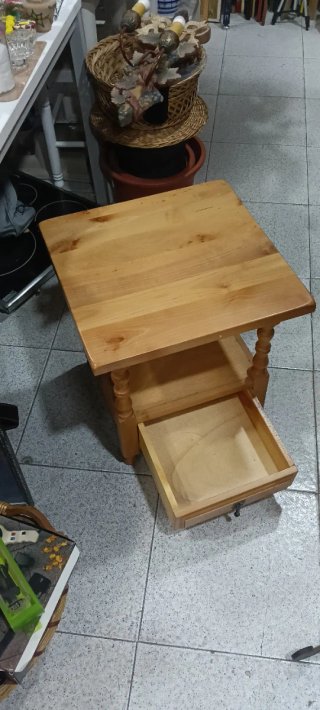 Mesita de noche de madera
