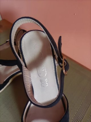 Sandalias negras de cuña, un solo uso