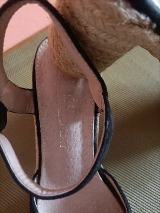 Sandalias negras de cuña, un solo uso