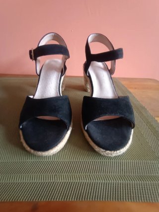 Sandalias negras de cuña, un solo uso