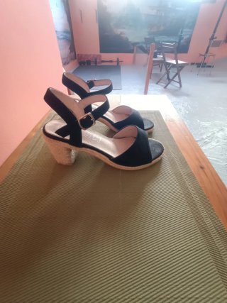 Sandalias negras de cuña, un solo uso