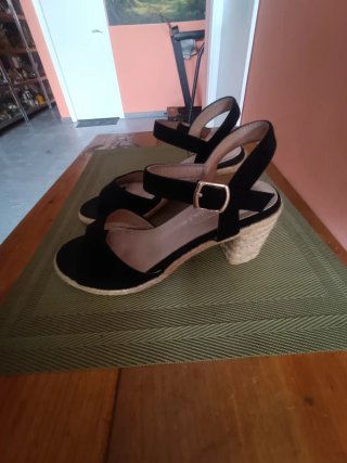 Sandalias negras de cuña, un solo uso