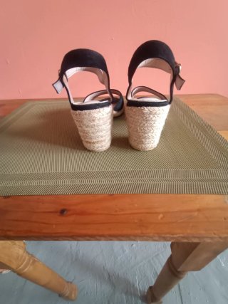 Sandalias negras de cuña, un solo uso