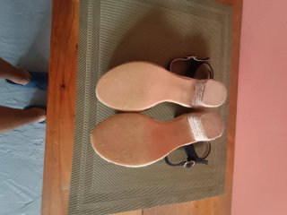 Sandalias negras de cuña, un solo uso