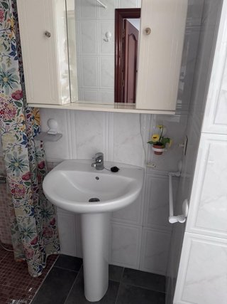 Lavabo con Pedestal y Espejo de Baño con Mueble