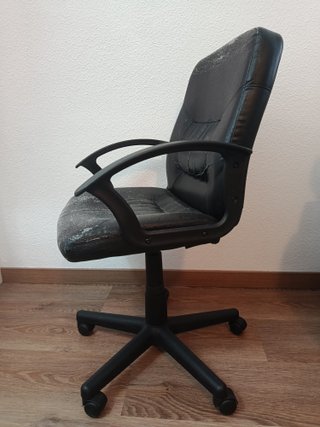 Silla de oficina negra regulable