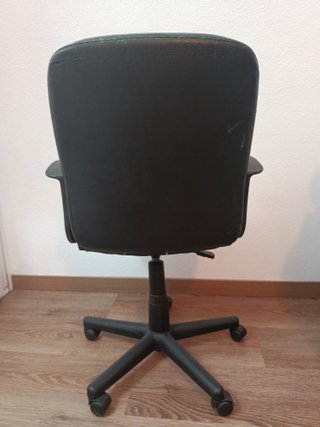 Silla de oficina negra regulable