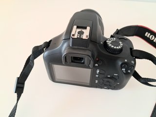 Canon EOS 1300D con objetivo kit