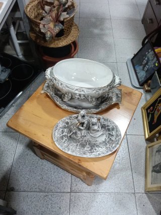 Sopera de Porcelana con Figuras