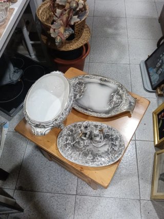 Sopera de Porcelana con Figuras