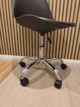 Silla de oficina negra y plateada