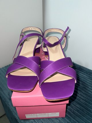 Sandalias de tacón moradas