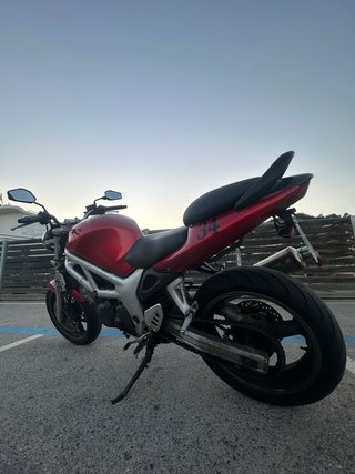 Suzuki SV650 Naked Roja. Entera, todas las piezas.