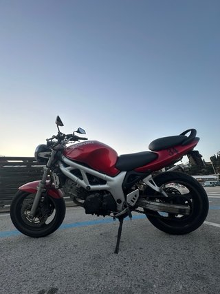 Suzuki SV650 Naked Roja. Entera, todas las piezas.