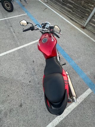 Suzuki SV650 Naked Roja. Entera, todas las piezas.