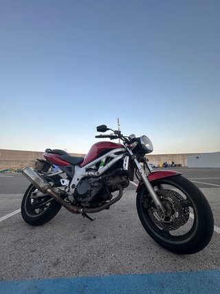 Suzuki SV650 Naked Roja. Entera, todas las piezas.