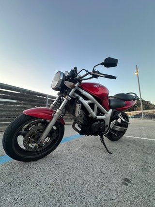 Suzuki SV650 Naked Roja. Entera, todas las piezas.