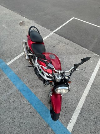 Suzuki SV650 Naked Roja. Entera, todas las piezas.