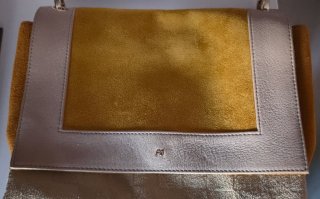 Bolso de mano y de hombro amarillo y dorado