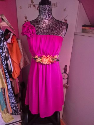 Vestido fiesta rosa chicle con flores
