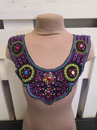 Blusa blanca con cuello bordado multicolor