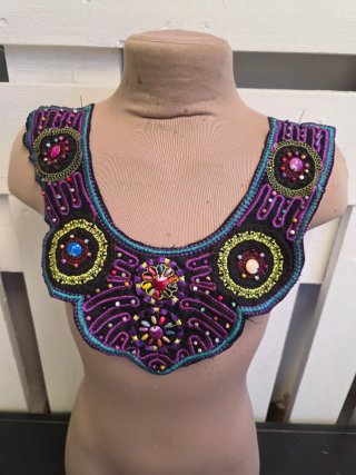 Blusa blanca con cuello bordado multicolor