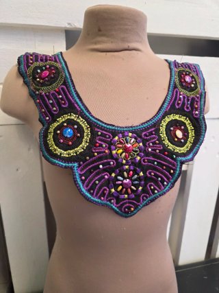 Blusa blanca con cuello bordado multicolor