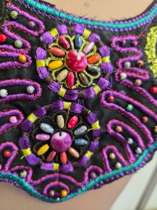 Blusa blanca con cuello bordado multicolor