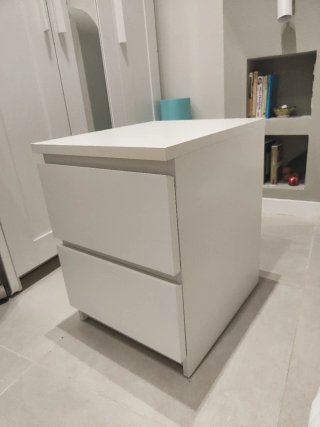 Mesita de noche blanca