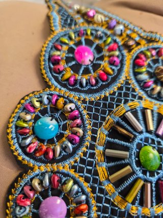 Cuello bordado con abalorios