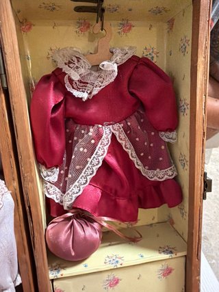 Muñeca de Cerámica con Vestido Clásico