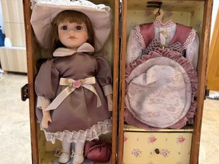 Muñeca de Cerámica con Vestido Clásico