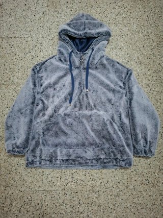 Sudadera gris con capucha y bolsillo