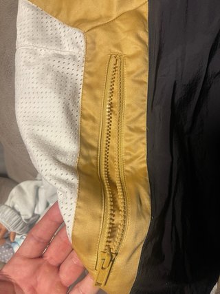 Chaqueta Jordan Talla M/L Negra y Dorada