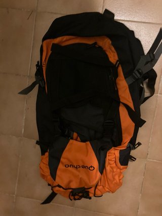 Mochila Quechua Negra y Naranja