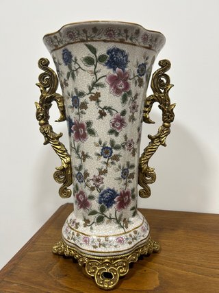 Jarrón chino dorado con flores
