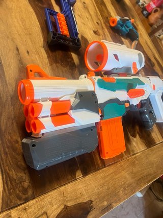 Nerf Blaster con Cargador y Accesorios