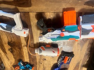 Nerf Blaster con Cargador y Accesorios