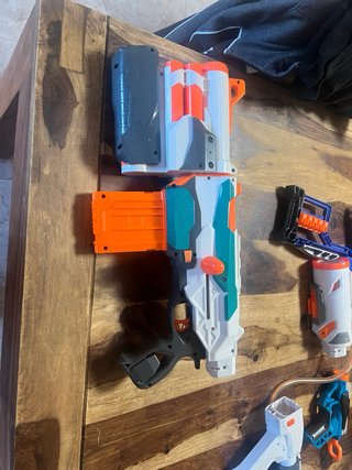 Nerf Blaster con Cargador y Accesorios