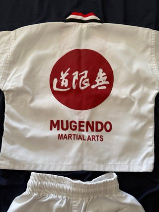 Uniforme Mugendo niño como nuevo talla 90cm